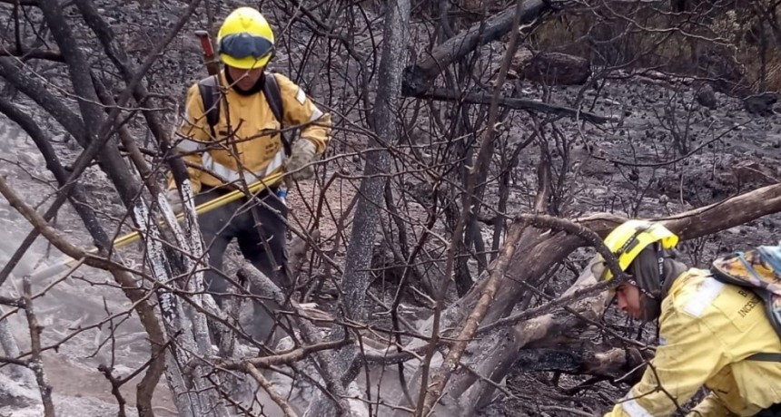 El COE informó que el incendio en el Cerro del Velazco esta contenido en todos sus perímetros