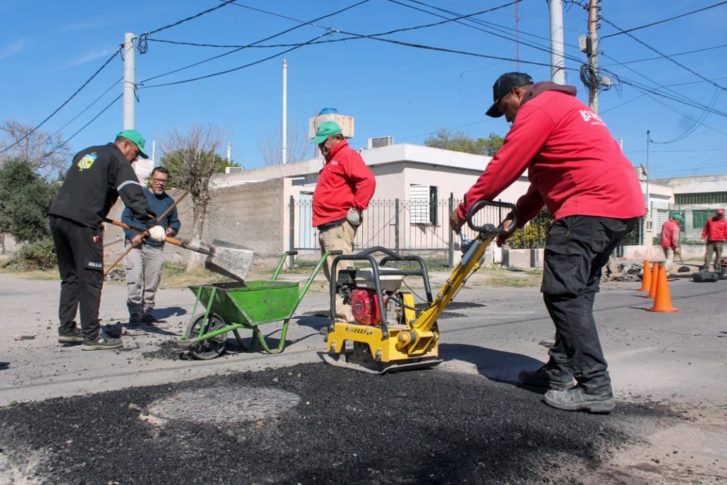 Realizan operativo de bacheo en barrios Antártida I y nuevo ATP