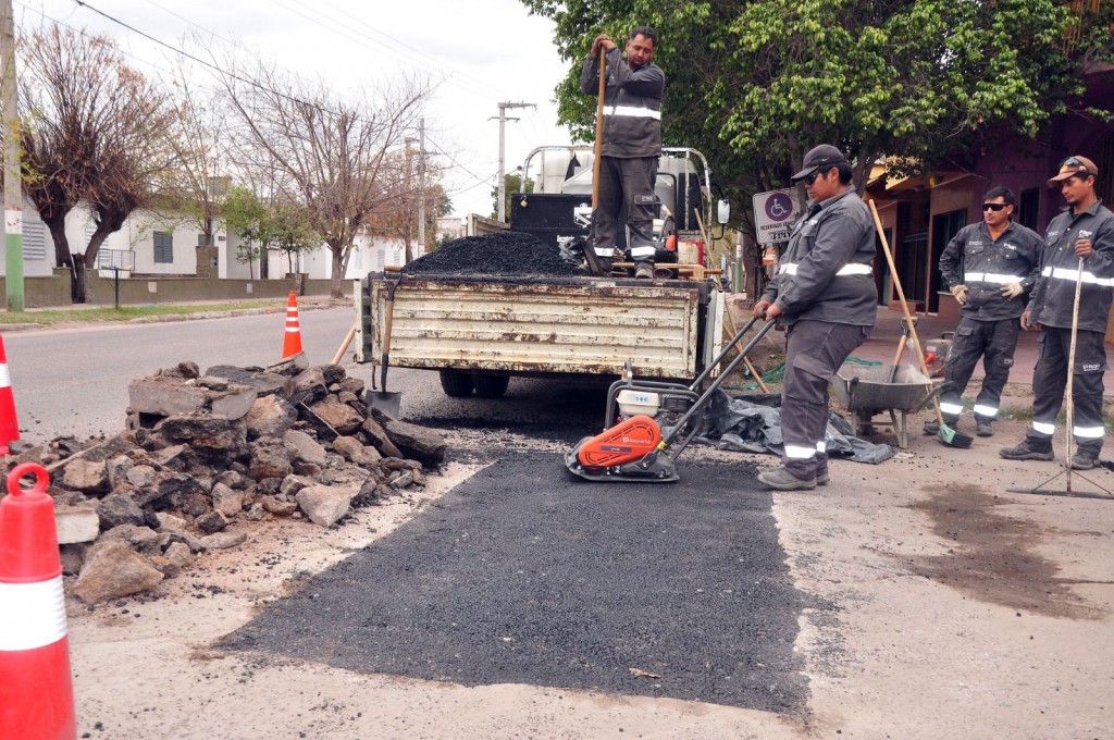 Municipio avanza en el bacheo sobre avenida Angelelli