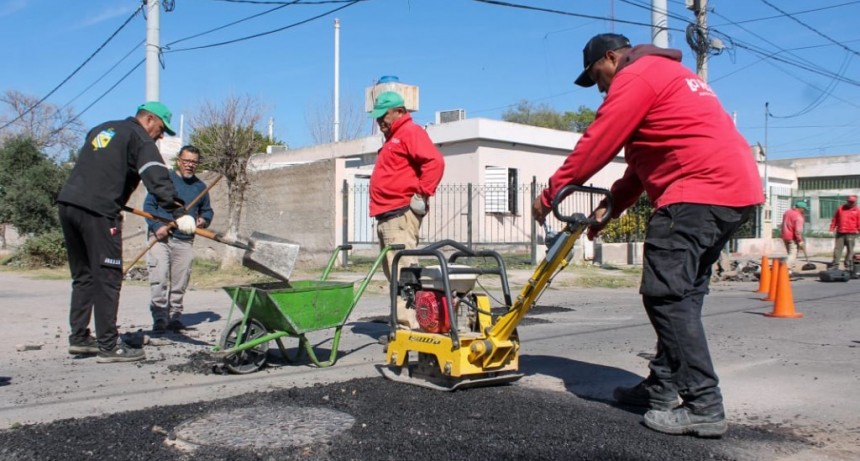 Realizan operativo de bacheo en barrios Antártida I y nuevo ATP