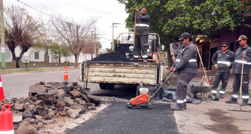 Municipio avanza en el bacheo sobre avenida Angelelli