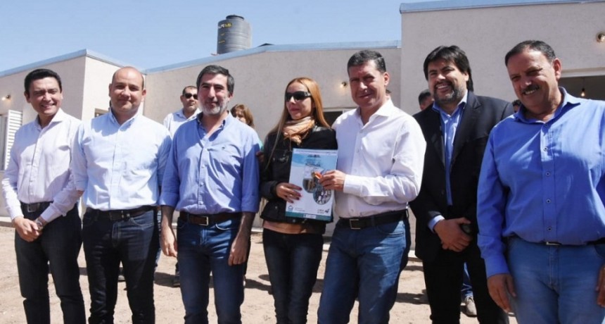Casas entregó 20 viviendas del programa 