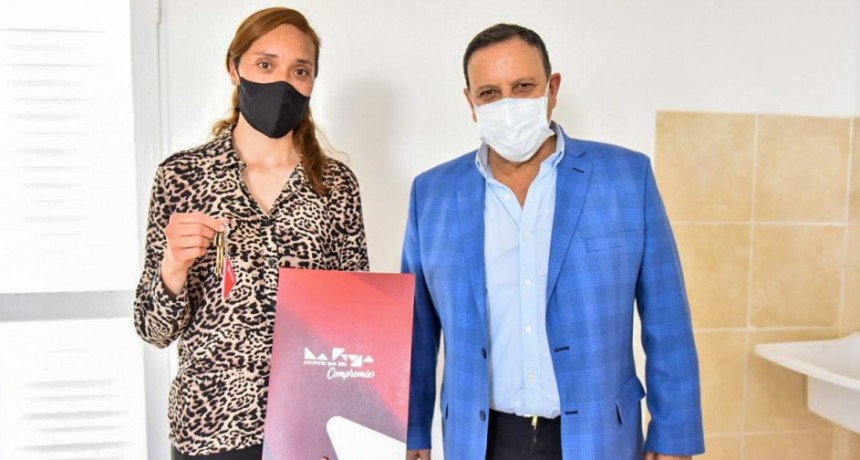 Quintela y Fernández entregaron viviendas y lotes en Anguinán