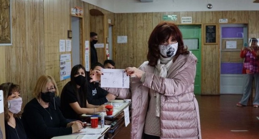 Cristina Kirchner votó en Río Gallegos y viaja a Buenos Aires para sumarse al bunker del FdT