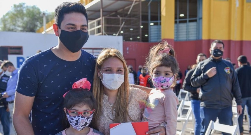 Gobierno entregó decretos de pase a planta de 97 trabajadores del Ministerio de Desarrollo, Igualdad e Integración Social