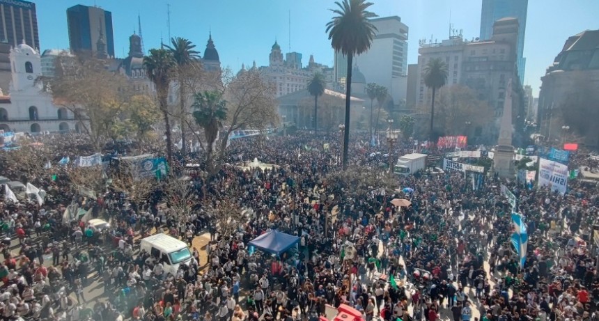 Tras el atentado contra Cristina el pueblo sale a las calles en defensa de la democracia