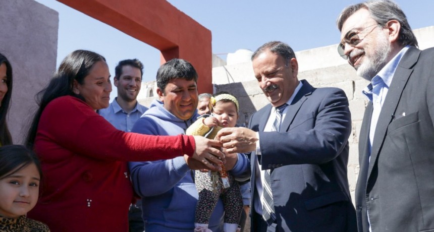  Quintela entregó viviendas en Olta en el marco del Plan Angelelli