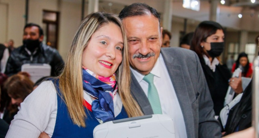 Quintela entregó 500 computadoras a docentes de nivel primario para reducir la brecha digital en las escuelas
