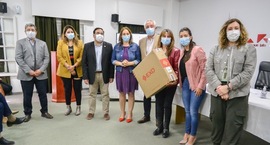 Se entregaron 115 computadoras a hospitales de la provincia