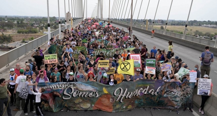 Masiva marcha por la Ley de Humedales y contra quemas intencionales