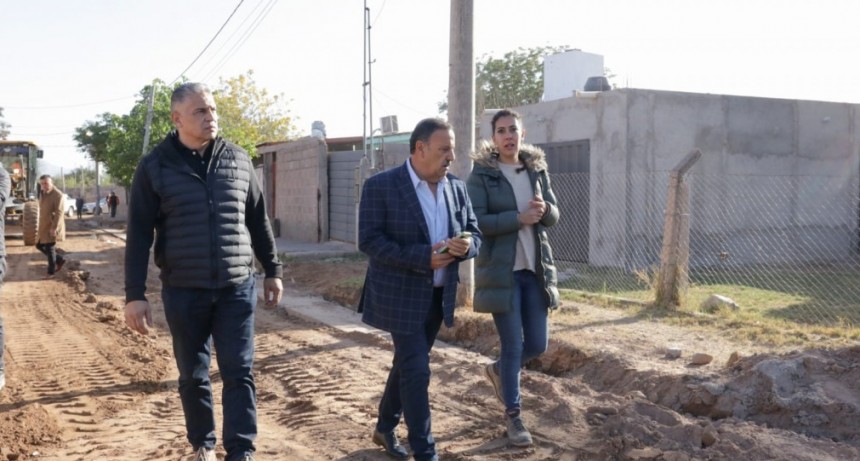 Quintela recorrió la obra de asfaltado y mejoramiento en barrio Virgen del Valle