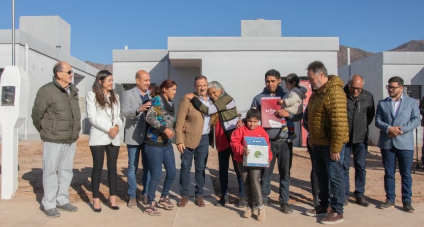 Quintela entregó viviendas en el B* Libertador