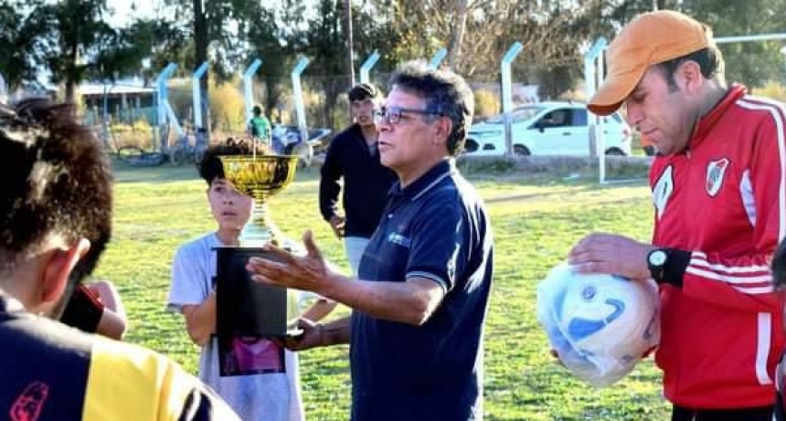 Villa Castelli: Luis Lobos gestionó los premios del torneo de fútbol