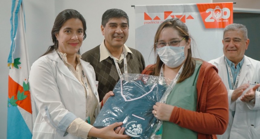 Médicos residentes del Hospital de la Madre y el Niño recibieron uniformes