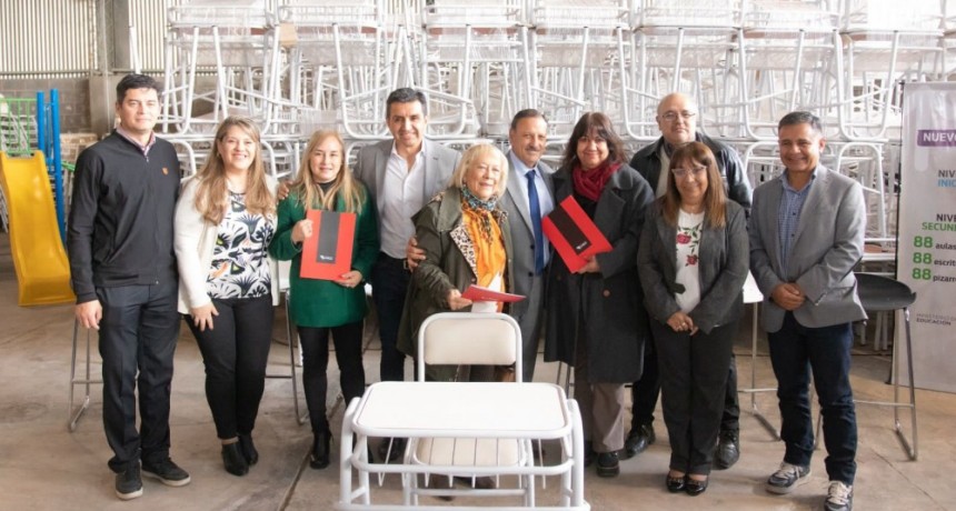 El gobernador Ricardo Quintela hizo entrega de mobiliario y equipamiento para escuelas de toda la provincia