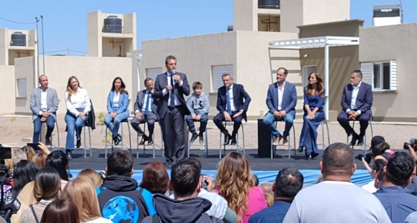 Massa visitó La Rioja y junto a Quintela entregaron 500 viviendas en la zona Sur