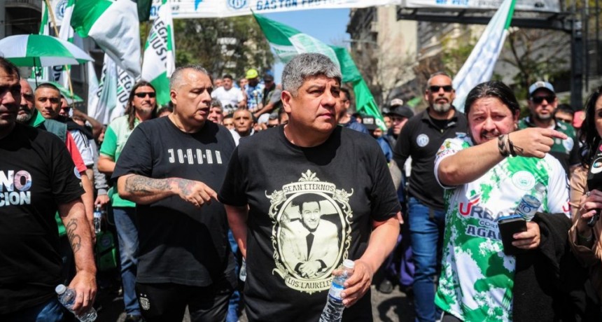 La CGT, las CTA y los movimientos sociales marchan en apoyo a Massa