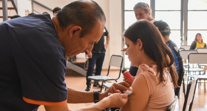 Salud informó sobre el dengue y vacunó a jóvenes en el Comedor Estudiantil