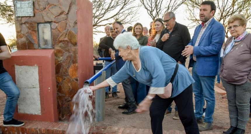 Quintela puso en marcha una perforación en Milagro e inauguró varias obras