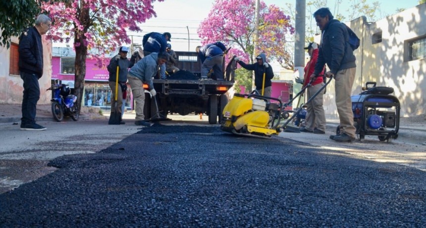 Municipio bachea calles que permanecían casi intransitables