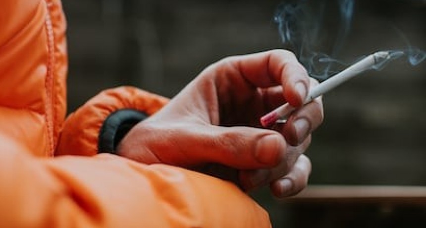 España refuerza la ley antitabaco: multarán a los padres de menores que fumen en espacios prohibidos