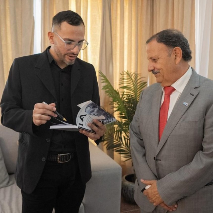 Quintela se reunió con el autor del primer libro riojano sobre IA