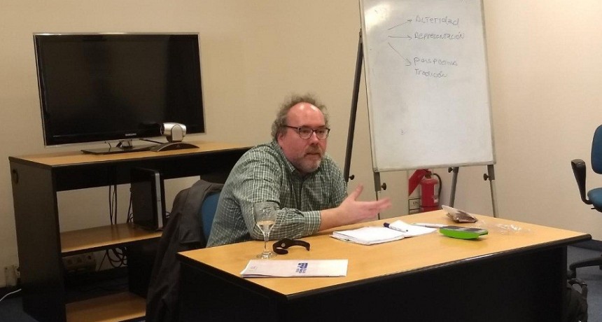 Especialista en identidades políticas brindó clase en la Escuela de Gobierno