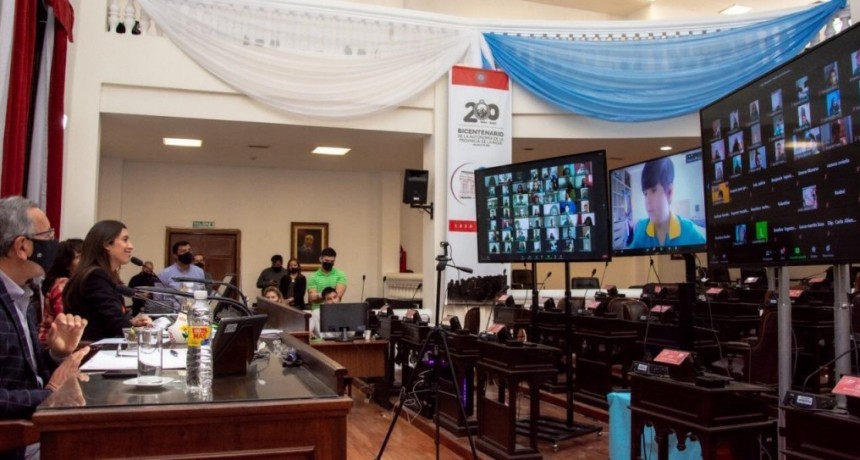 Florencia López presidió el Parlamento Juvenil con alumnos de la escuela Pio XII 