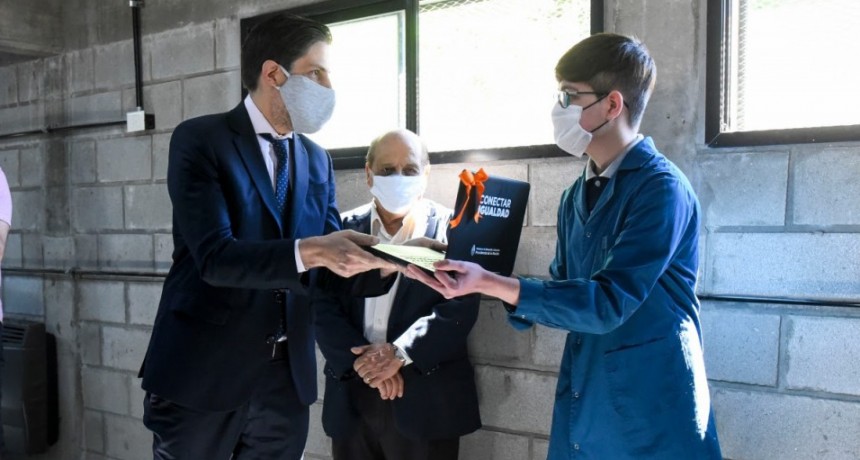 Trotta entregó computadoras a estudiantes de Berazategui y La Rioja