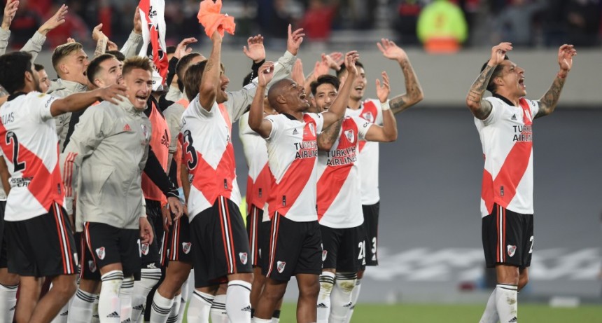River, ante su gente, venció a Boca y es puntero