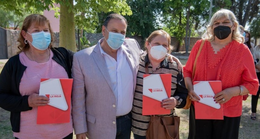El gobernador entregó las primeras jubilaciones a mujeres que desarrollaron servicios por tareas de Cuidado
