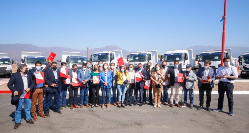 El gobierno provincial entregó maquinaria y camiones a todos los municipios