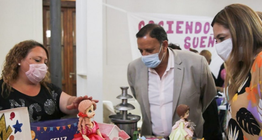 El gobernador hizo entrega de equipamiento y herramientas a emprendedores 