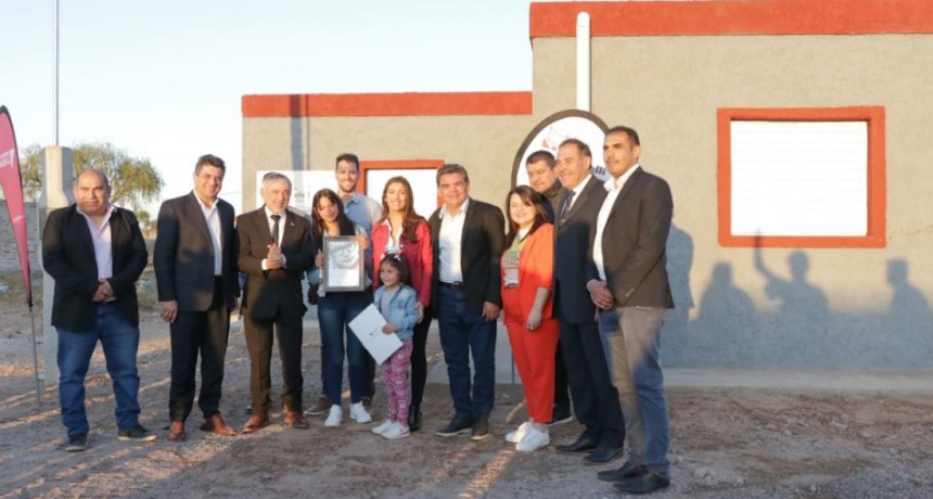 El Gobierno provincial continúa entregando viviendas a familias del interior de la provincia