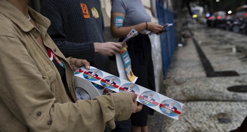 Más de 12.000 residentes brasileños en la Argentina elegirán al próximo presidente de su país