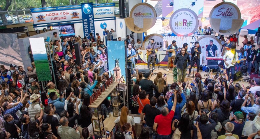 La Feria Internacional de Turismo vibró al ritmo de la Chaya en su segunda jornada con Sergio Galleguillo