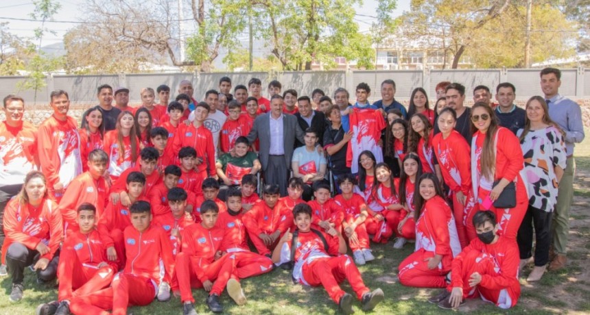 Entrega de indumentaria para jóvenes que representarán a la Provincia en la instancia nacional de los Juegos Evita