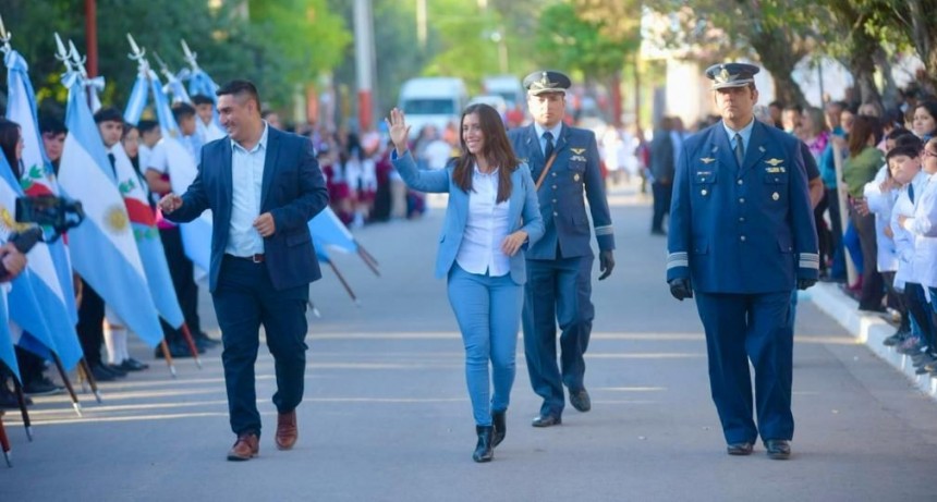 López encabezó los actos por el aniversario del Departamento Angel Vicente Peñaloza