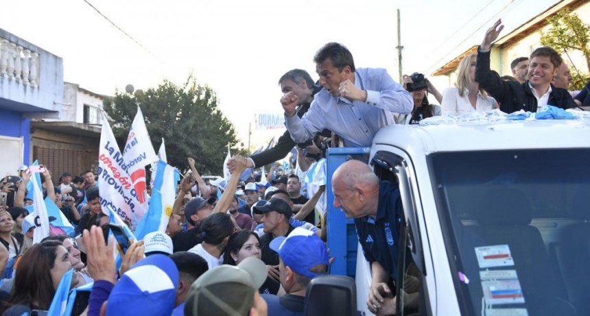 Massa se mostró victorioso en la multitudinaria caravana de Unión por la Patria