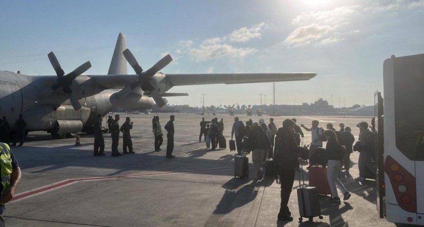 Los primeros argentinos repatriados desde Israel llegarán a Ezeiza el domingo por la mañana