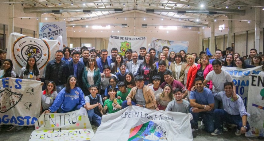 Quintela junto a más de 450 jóvenes de Centros de Estudiantes de toda la provincia