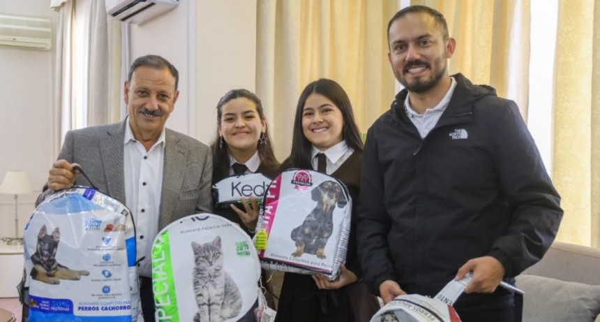  Estudiantes de la Escuela Pío XII realizaron mochilas reciclables que obsequiaron al gobernador
