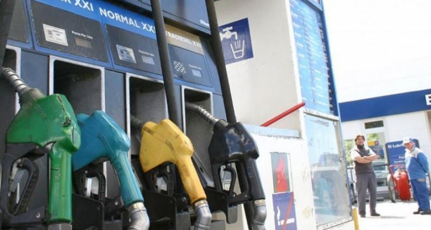 El Gobierno acordó con petroleras importar 10 barcos con combustibles para hacer frente al faltante de naftas