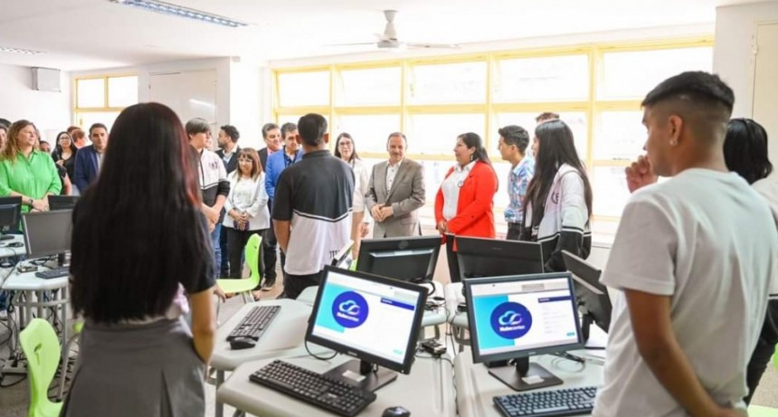 Quintela ponderó la presencia del estado en entrega de computadoras