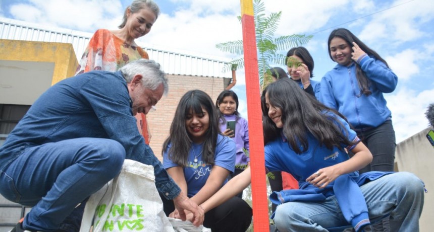 Municipio y estudiantes del Centro Polivalente de Arte plantaron el árbol 2000 