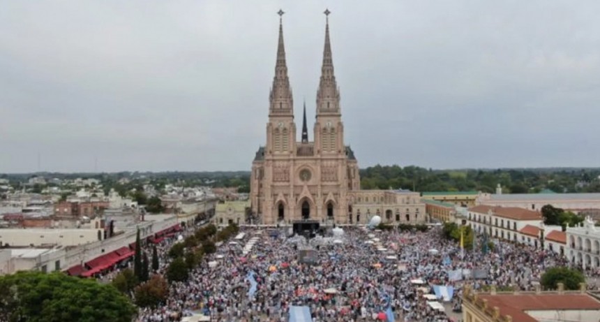 La fé mueve montañas y la Vírgen de Luján, multitudes