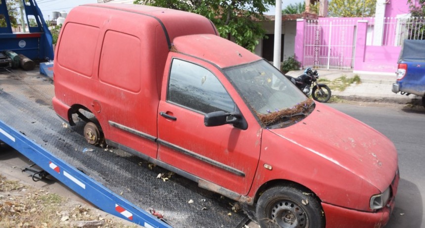 Municipio continúa eliminando chatarras de las calles de la ciudad