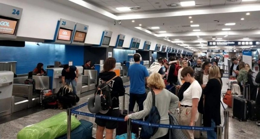 Casi 100 vuelos suspendidos por asamblea de pilotos 