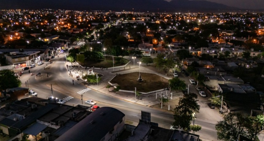 Mejoran la iluminación de la avenida Angelelli y su plazoleta
