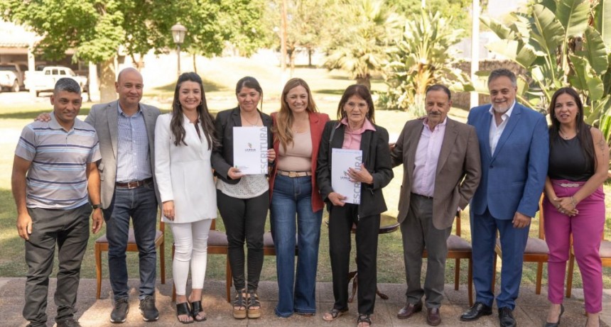 Quintela entregó 128 escrituras a familias de la zona sur de capital